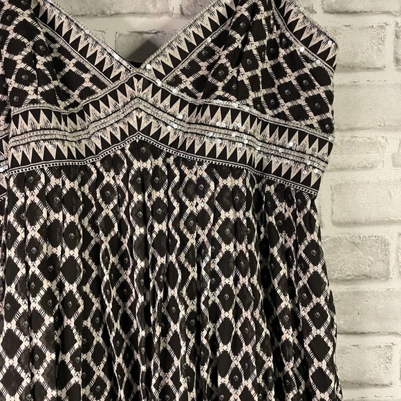BCBG MaxAria Spaghetti Strap Black White Dress with Sequins Size 12 - Picture 9 of 14